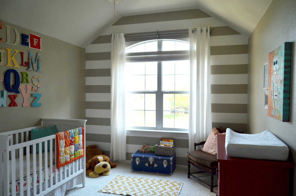 Immagine di una cameretta per neonati neutra chic di medie dimensioni con pareti grigie e moquette