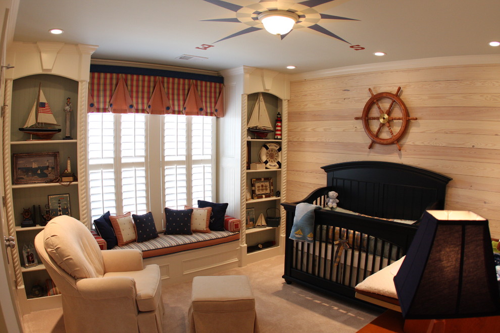 Ejemplo de habitación de bebé neutra clásica con moqueta y paredes beige