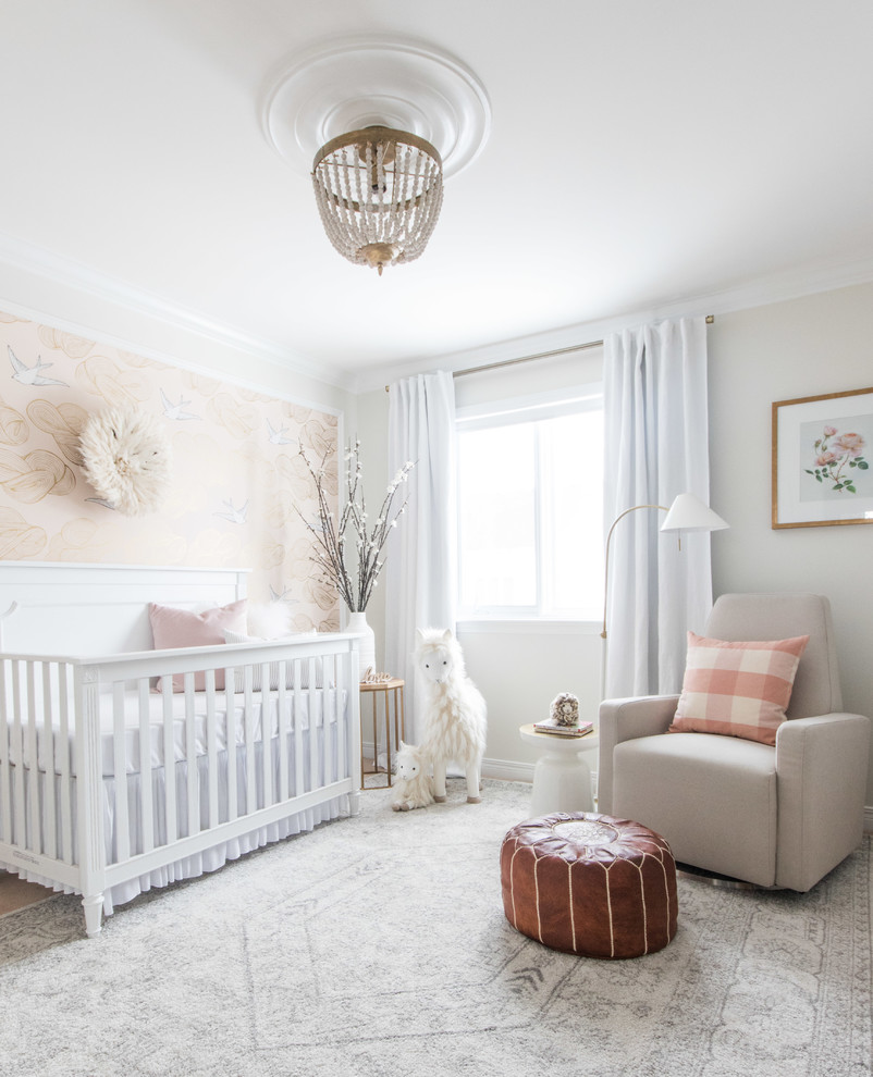 オタワにある中くらいなトラディショナルスタイルのおしゃれな赤ちゃん部屋 (女の子用) の写真