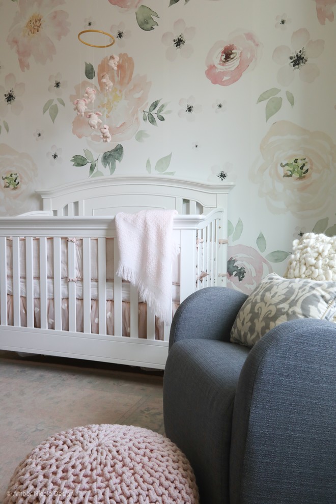 Modelo de habitación de bebé niña clásica de tamaño medio con paredes blancas, suelo de madera en tonos medios y suelo marrón