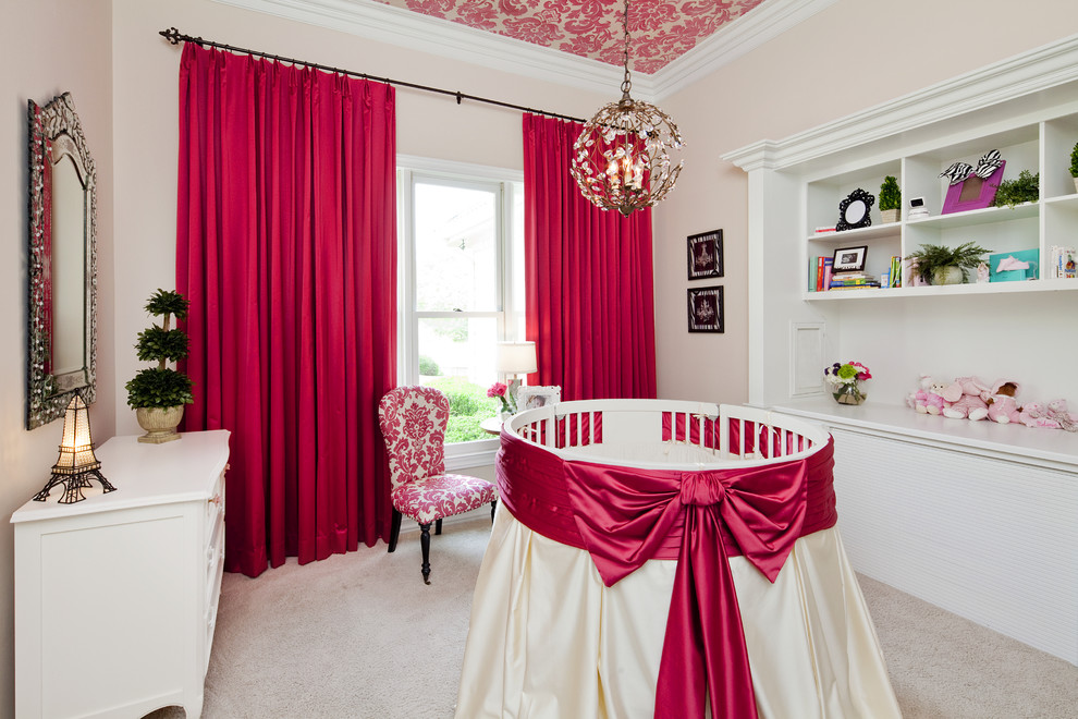 Cette image montre une chambre de bébé fille traditionnelle avec un mur rose et moquette.
