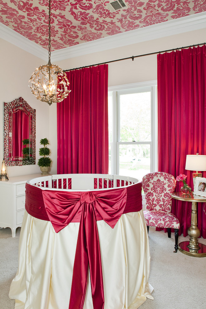 Klassisches Babyzimmer mit rosa Wandfarbe und Teppichboden in Austin
