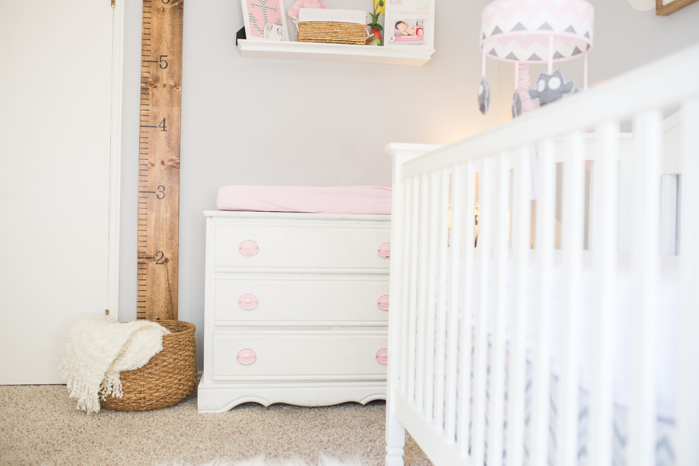 Diseño de habitación de bebé niña tradicional renovada grande con paredes grises, moqueta y suelo beige