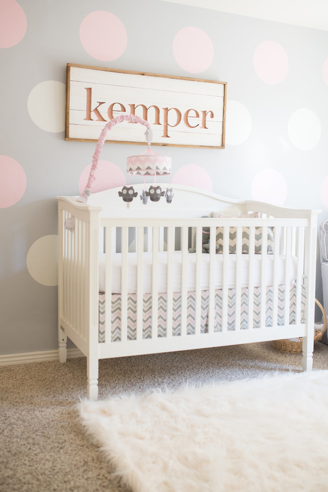 Inspiration pour une grande chambre de bébé fille traditionnelle avec un mur multicolore, moquette et un sol beige.