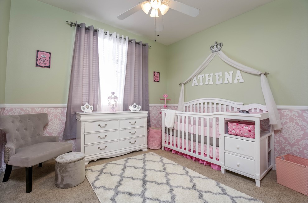 Réalisation d'une chambre de bébé fille design avec un mur vert, moquette et un sol beige.