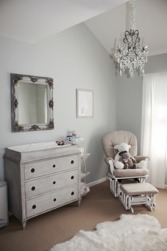 Idées déco pour une chambre de bébé fille contemporaine de taille moyenne avec un mur gris et moquette.