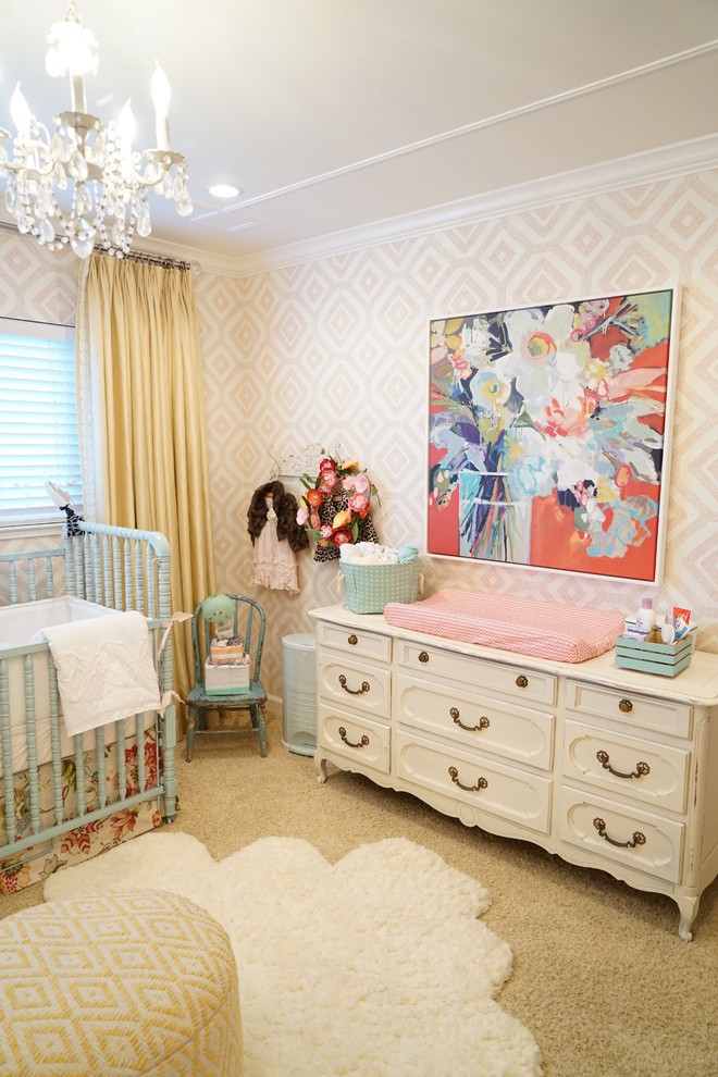 Réalisation d'une chambre de bébé fille style shabby chic de taille moyenne avec un mur multicolore et moquette.