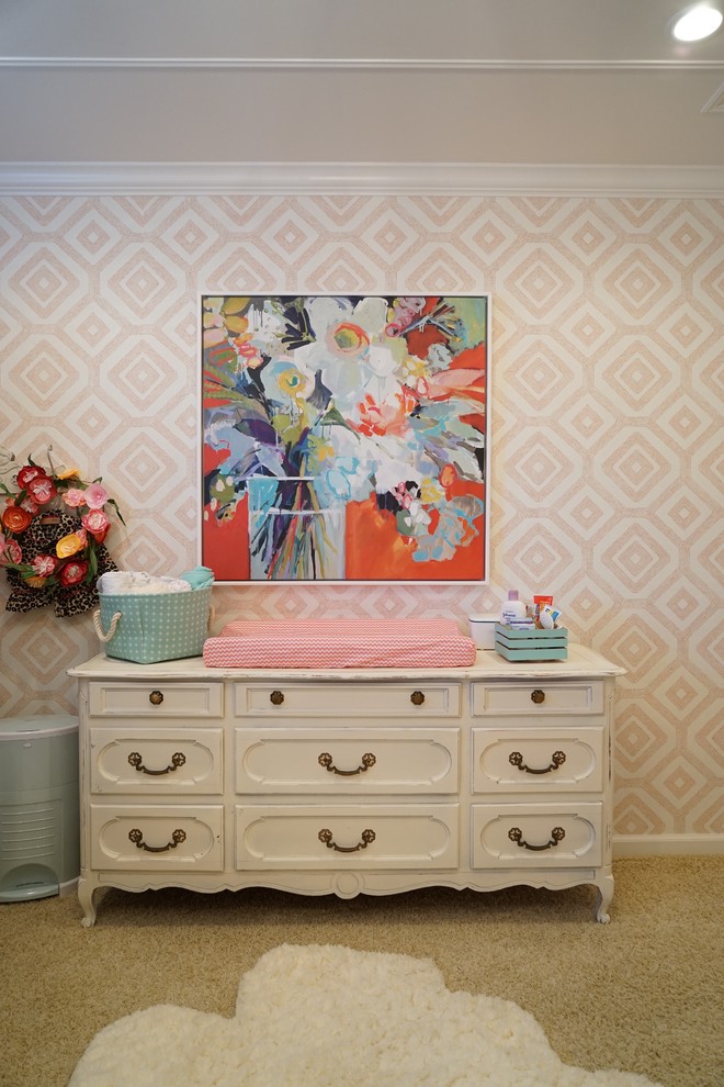 Идея дизайна: комната для малыша среднего размера в стиле шебби-шик с разноцветными стенами и ковровым покрытием для девочки