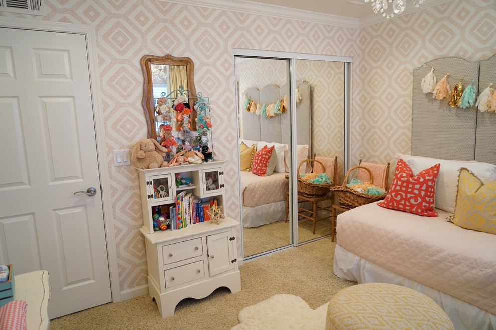 Пример оригинального дизайна: комната для малыша среднего размера в стиле шебби-шик с разноцветными стенами и ковровым покрытием для девочки