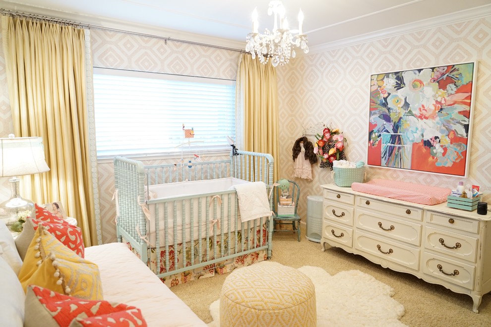 Mittelgroßes Shabby-Chic Babyzimmer mit bunten Wänden und Teppichboden in San Francisco