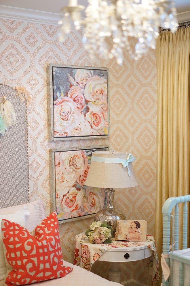 Idées déco pour une chambre de bébé fille romantique de taille moyenne avec un mur multicolore et moquette.