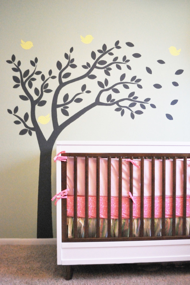Foto di una cameretta per neonata chic di medie dimensioni con pareti grigie, moquette e pavimento grigio
