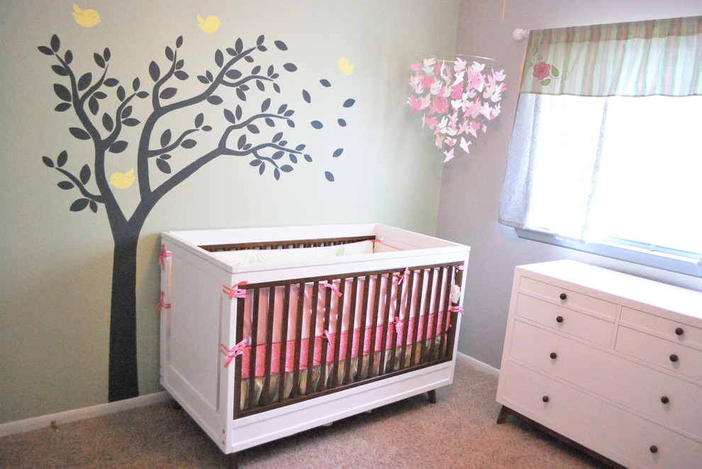 Idée de décoration pour une chambre de bébé fille tradition de taille moyenne avec un mur gris, moquette et un sol gris.
