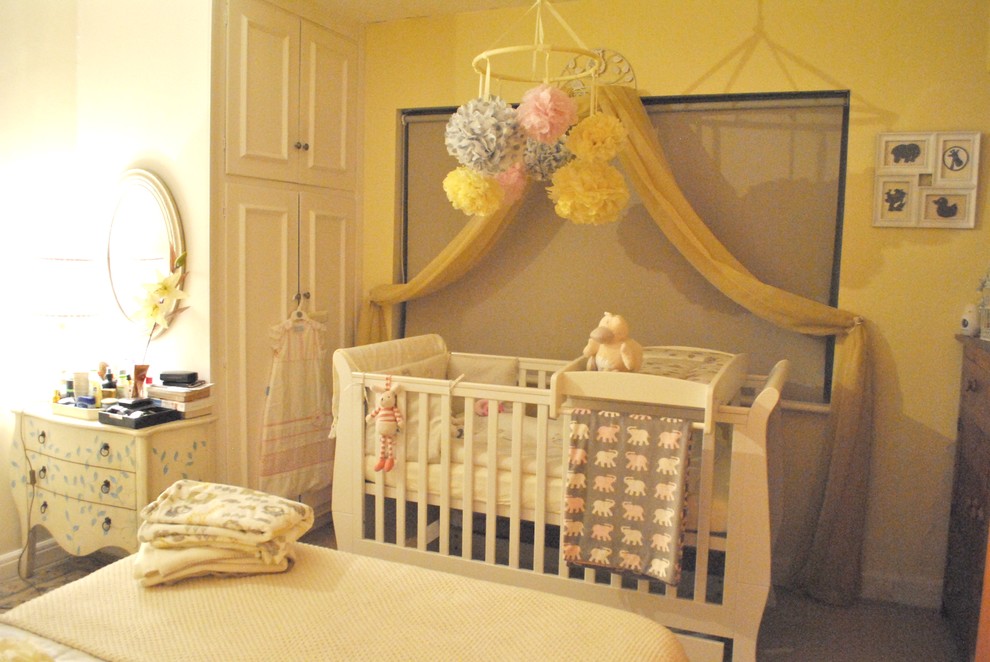 Cette image montre une chambre de bébé craftsman.