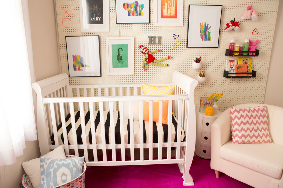 На фото: маленькая комната для малыша в современном стиле с белыми стенами и ковровым покрытием для на участке и в саду, девочки
