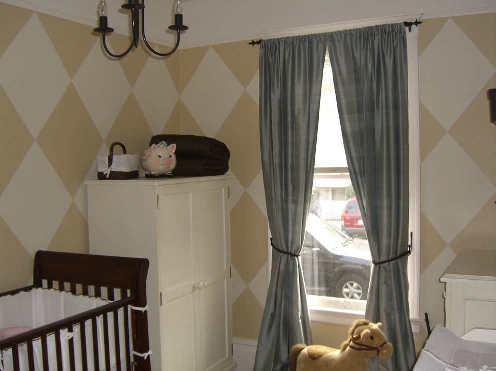 Diseño de habitación de bebé neutra clásica con paredes beige