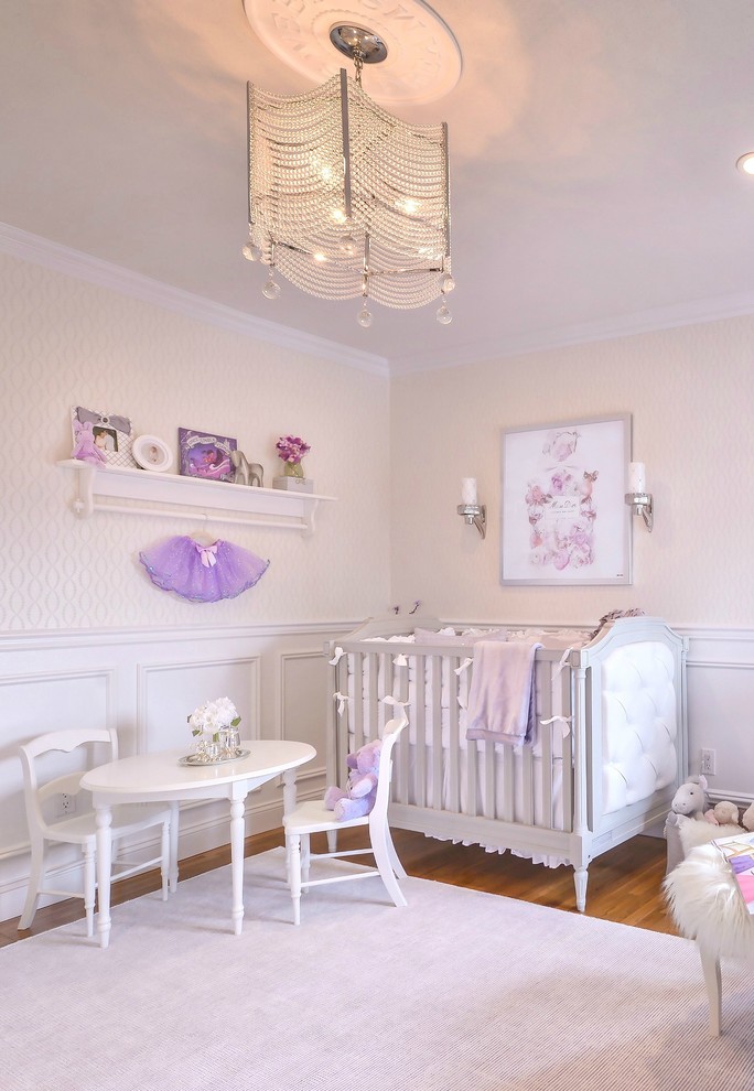 Klassisches Babyzimmer mit weißer Wandfarbe und Teppichboden in New York