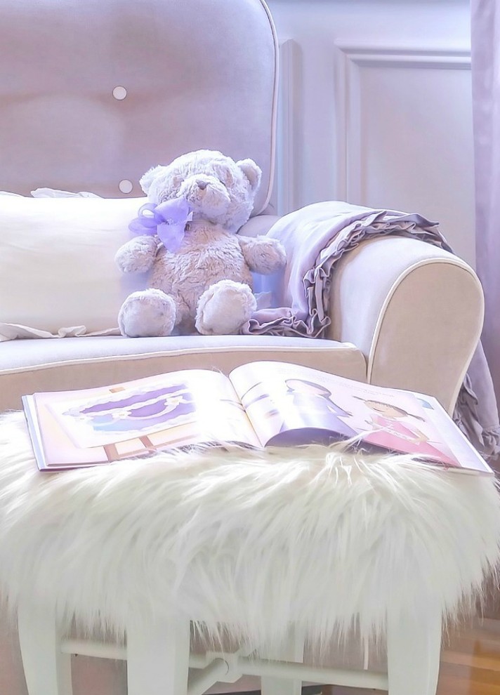 Imagen de habitación de bebé niña clásica renovada de tamaño medio con paredes blancas y moqueta