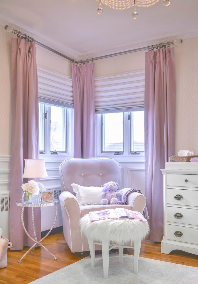 Ispirazione per una cameretta per neonata classica di medie dimensioni con pareti bianche e moquette