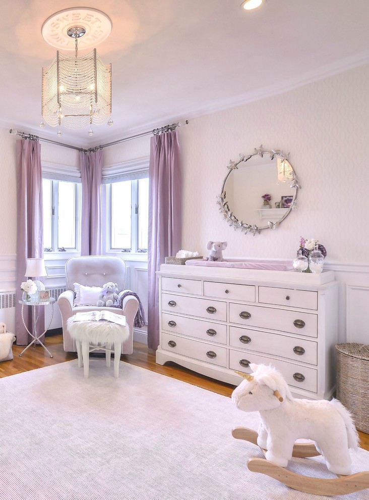 Стильный дизайн: комната для малыша среднего размера в стиле неоклассика (современная классика) с белыми стенами и ковровым покрытием для девочки - последний тренд