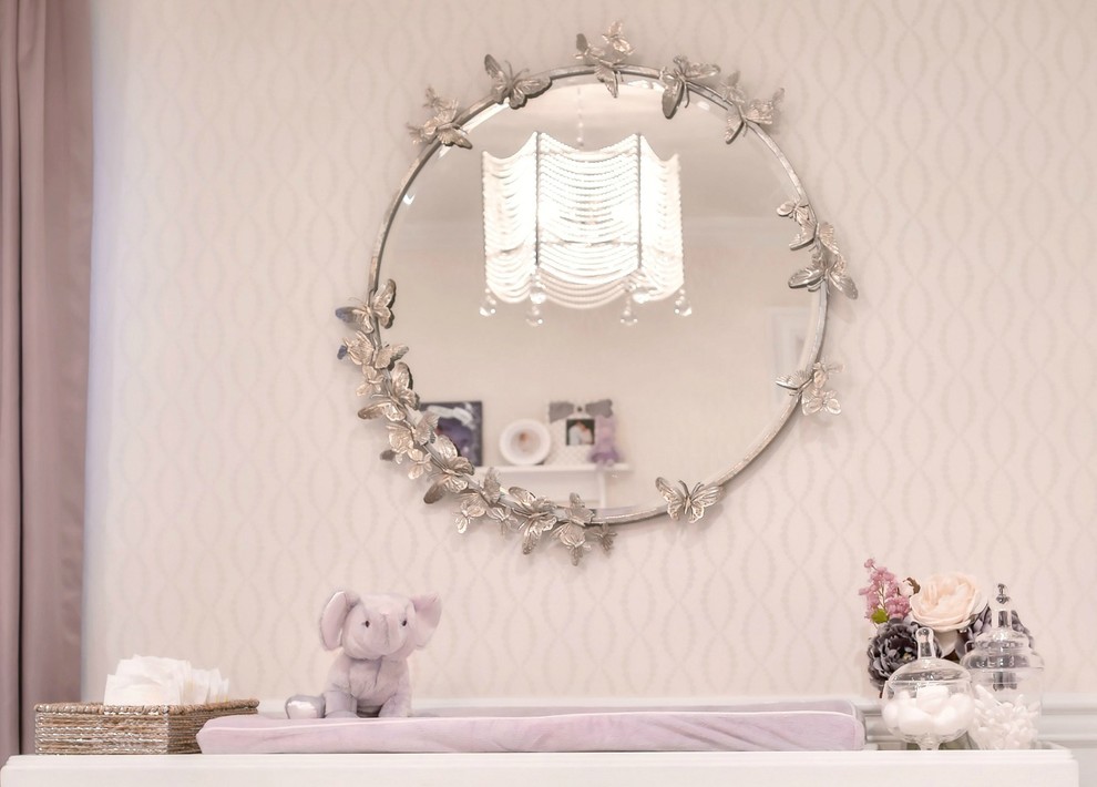 ニューヨークにある高級な中くらいなトランジショナルスタイルのおしゃれな赤ちゃん部屋 (白い壁、カーペット敷き、女の子用) の写真