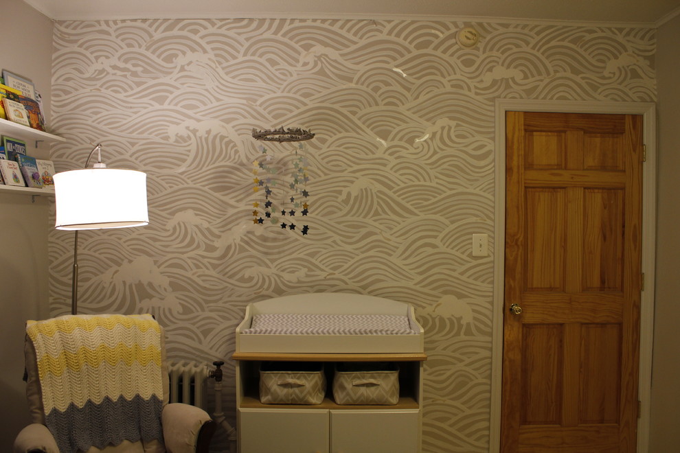 Immagine di una cameretta per neonati neutra contemporanea di medie dimensioni con pareti grigie, parquet chiaro e pavimento beige