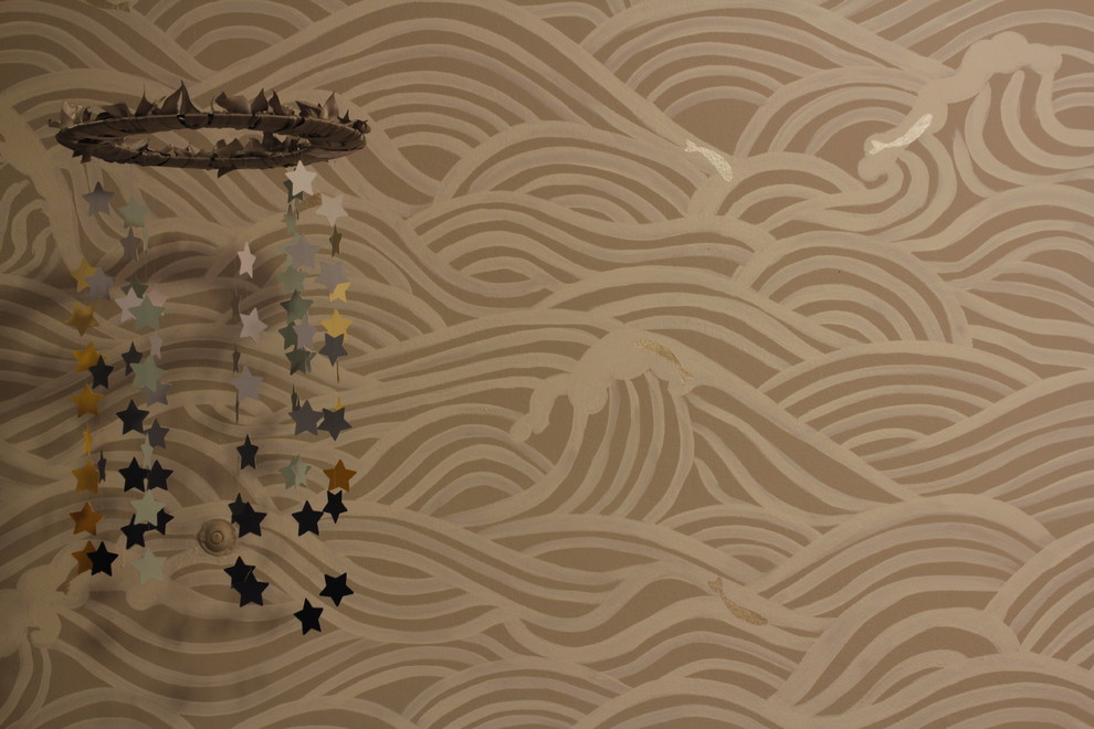 Idée de décoration pour une chambre de bébé neutre design de taille moyenne avec un mur gris et un sol en bois brun.