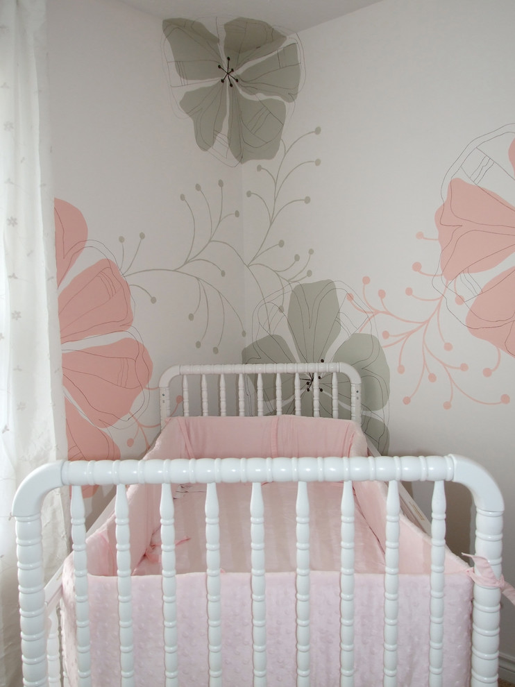 Свежая идея для дизайна: комната для малыша в стиле неоклассика (современная классика) с разноцветными стенами для девочки - отличное фото интерьера
