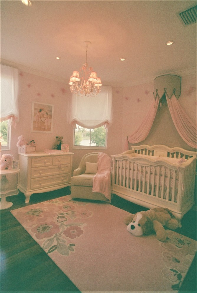 На фото: маленькая комната для малыша в стиле шебби-шик с розовыми стенами и темным паркетным полом для на участке и в саду, девочки с