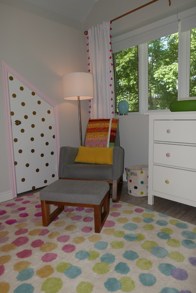 Idee per una cameretta per neonata bohémian di medie dimensioni con pareti bianche, pavimento in gres porcellanato e pavimento beige