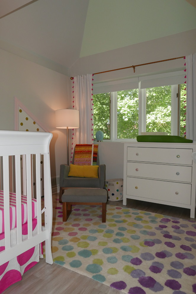 Cette image montre une chambre de bébé fille bohème de taille moyenne avec un mur blanc, un sol en carrelage de porcelaine et un sol beige.