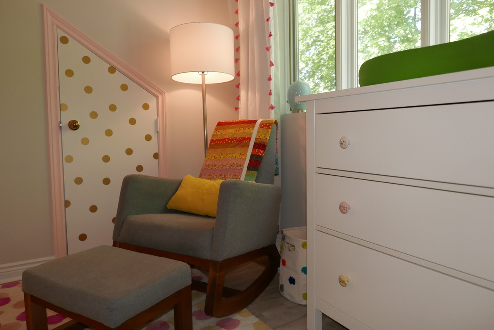 Идея дизайна: комната для малыша среднего размера в стиле фьюжн с белыми стенами, полом из керамогранита и бежевым полом для девочки