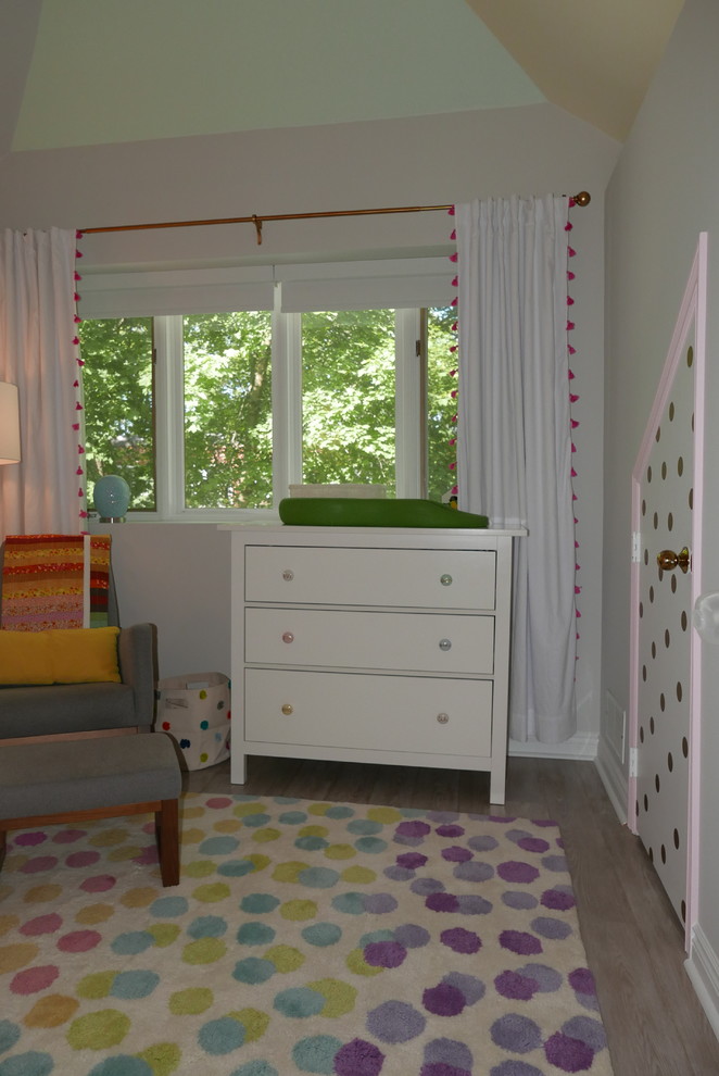 Cette photo montre une chambre de bébé fille éclectique de taille moyenne avec un mur blanc, un sol en carrelage de porcelaine et un sol beige.