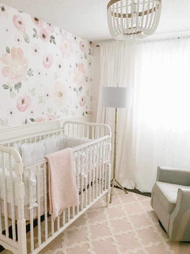 Cette image montre une chambre de bébé fille style shabby chic.