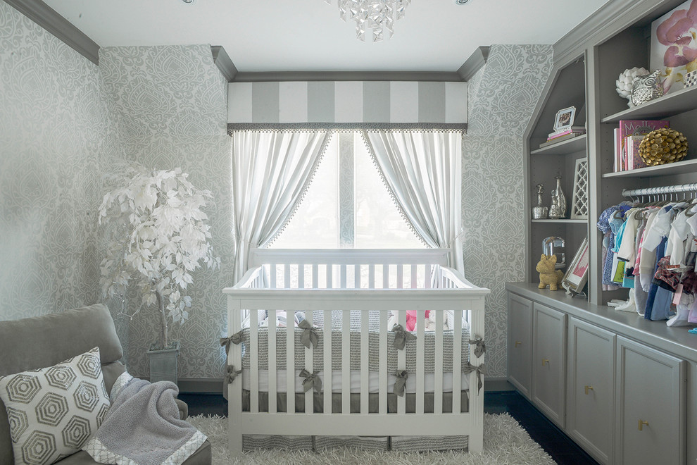 Cette image montre une chambre de bébé fille traditionnelle de taille moyenne avec un mur blanc et parquet foncé.