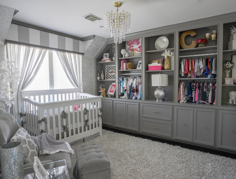Diseño de habitación de bebé niña tradicional renovada de tamaño medio con paredes blancas y suelo de madera oscura