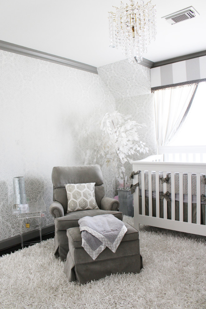 Diseño de habitación de bebé contemporánea de tamaño medio