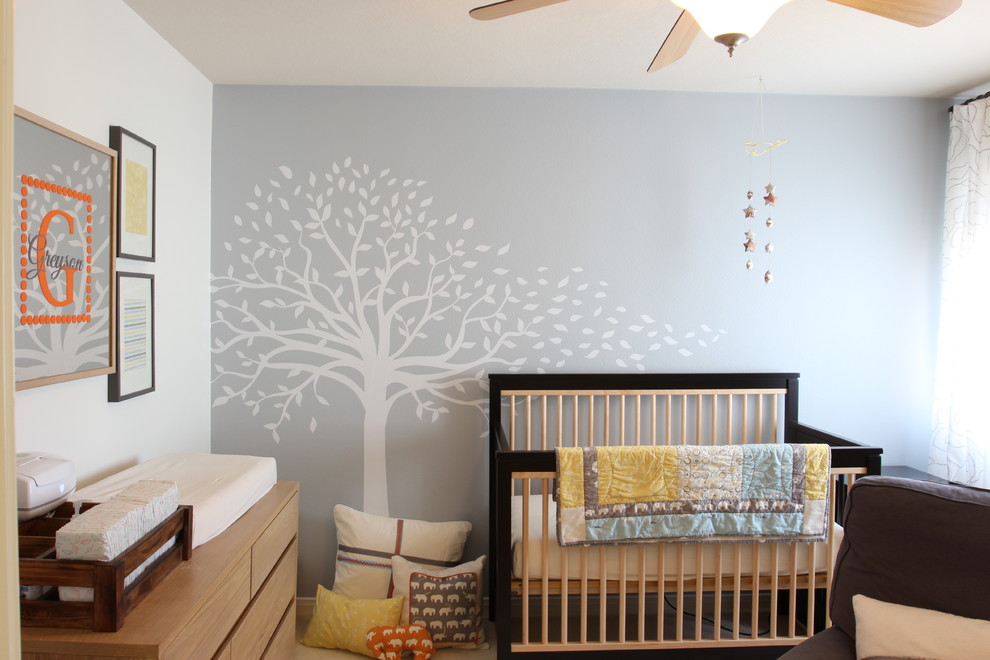 Exemple d'une chambre de bébé neutre chic de taille moyenne avec un mur multicolore, moquette et un sol beige.