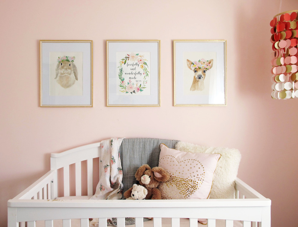 Cette photo montre une petite chambre de bébé fille chic avec un mur rose, moquette et un sol gris.