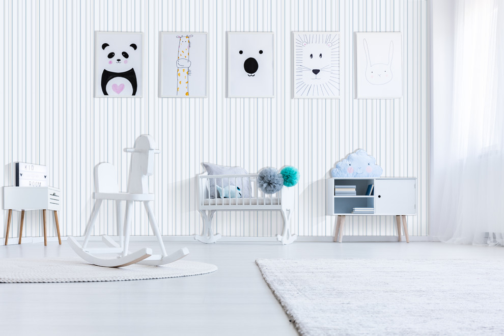 Réalisation d'une chambre de bébé minimaliste avec un mur bleu.