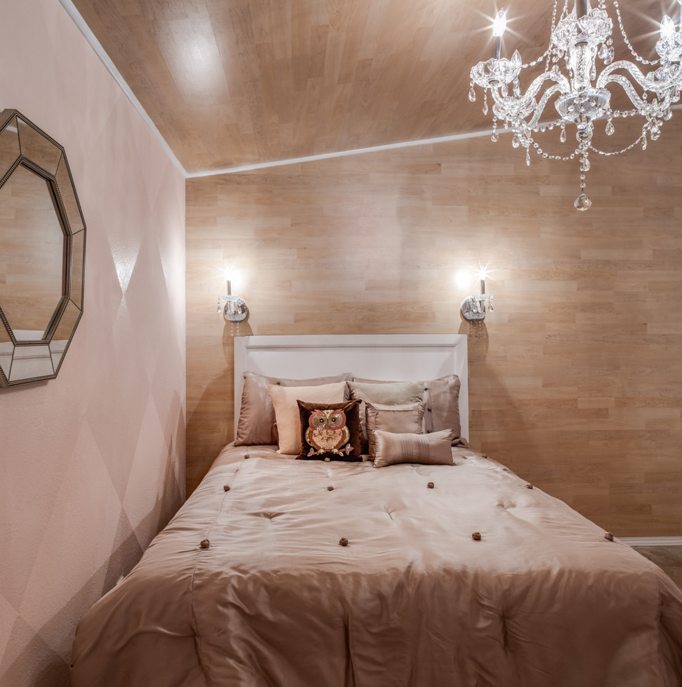 На фото: маленькая комната для малыша в классическом стиле с розовыми стенами и полом из керамической плитки для на участке и в саду, девочки с