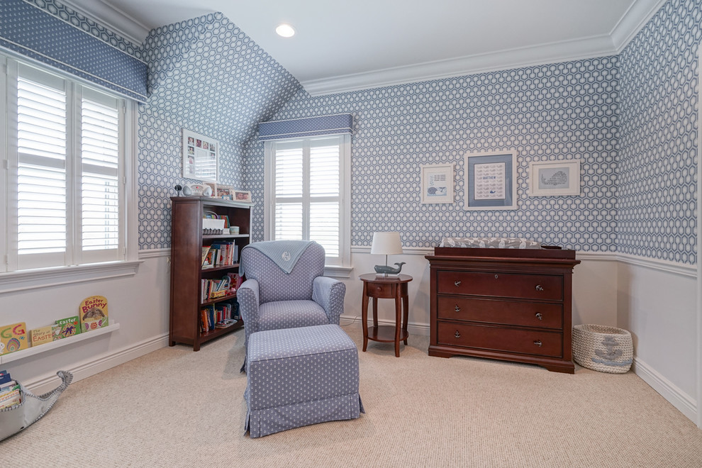 Esempio di una cameretta per neonato chic con moquette, pareti blu e pavimento beige