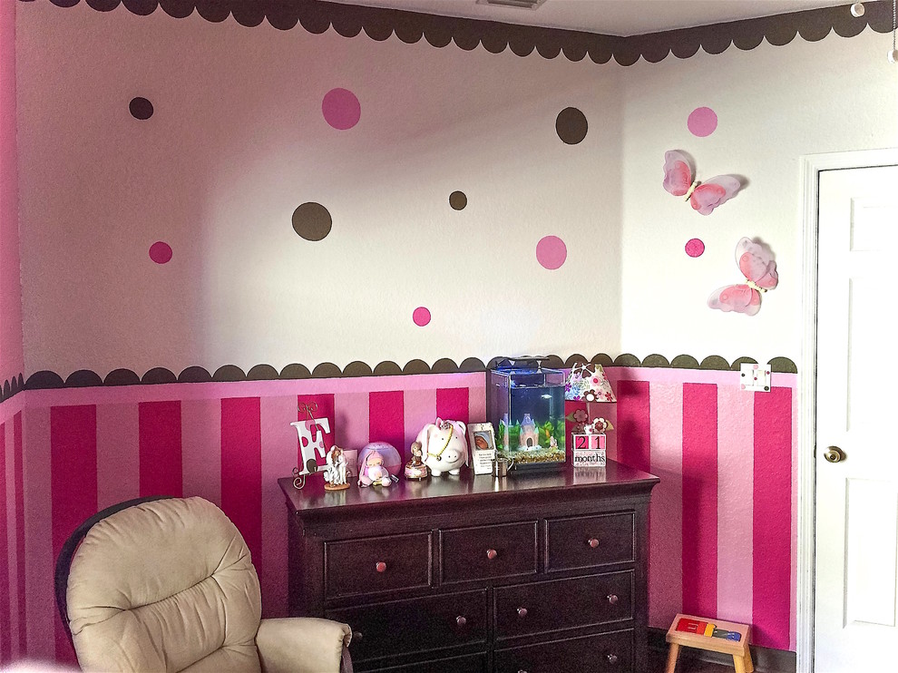 マイアミにある低価格の中くらいなトランジショナルスタイルのおしゃれな赤ちゃん部屋の写真