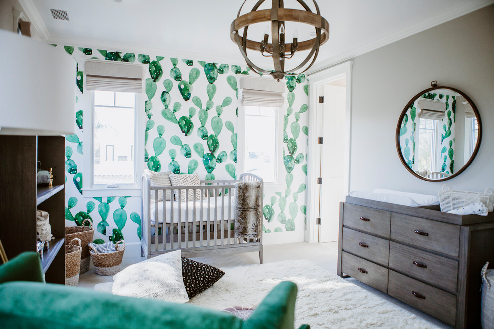 Idées déco pour une chambre de bébé garçon classique de taille moyenne avec un mur gris, moquette et un sol blanc.