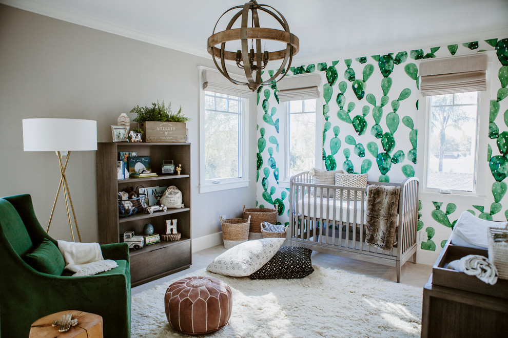 Mittelgroßes Uriges Babyzimmer mit grauer Wandfarbe, Teppichboden und weißem Boden in San Diego