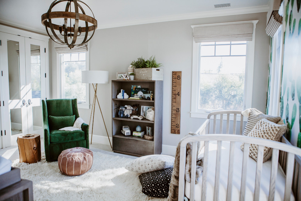 Cette image montre une chambre de bébé garçon traditionnelle de taille moyenne avec un mur gris, moquette et un sol blanc.