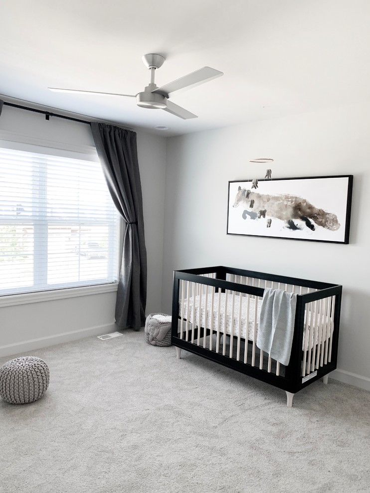 Imagen de habitación de bebé niño actual de tamaño medio con paredes grises, moqueta y suelo gris