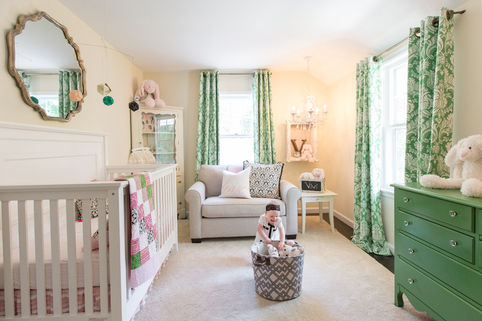 Modelo de habitación de bebé niña clásica pequeña con paredes blancas y suelo de madera oscura