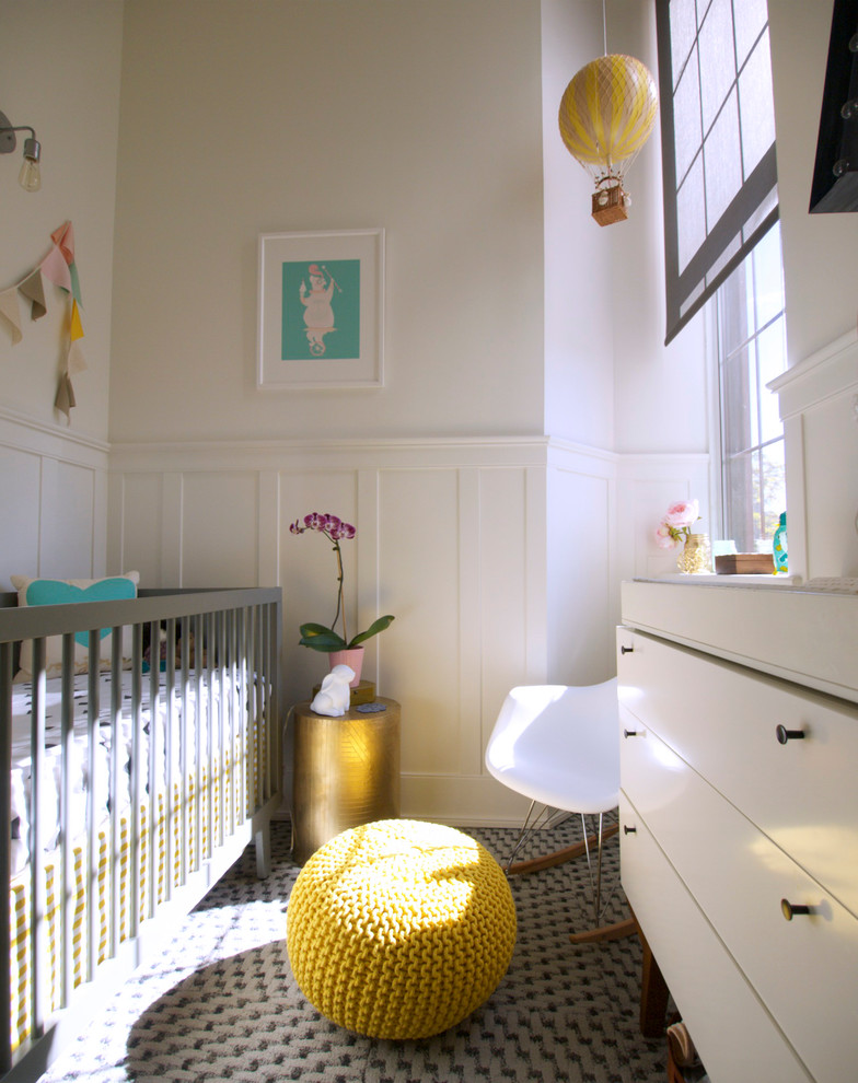 Exemple d'une chambre de bébé éclectique.