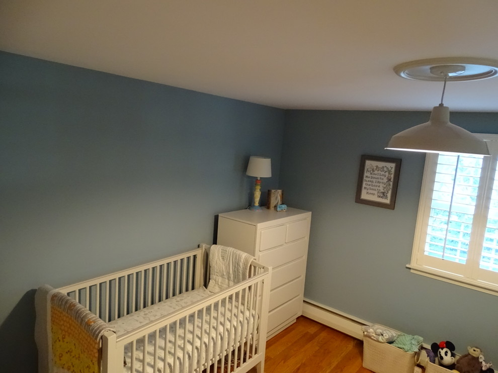 Mittelgroßes, Neutrales Klassisches Babyzimmer mit blauer Wandfarbe und hellem Holzboden in Sonstige